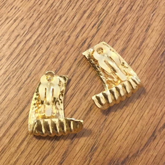 Caralina made in USA clip earrings - Picture 2 of 3